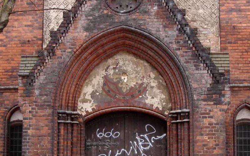 Ansicht eines Seitenportals im geschädigten Vorzustand - Erlöserkirche Berlin-Rummelsburg