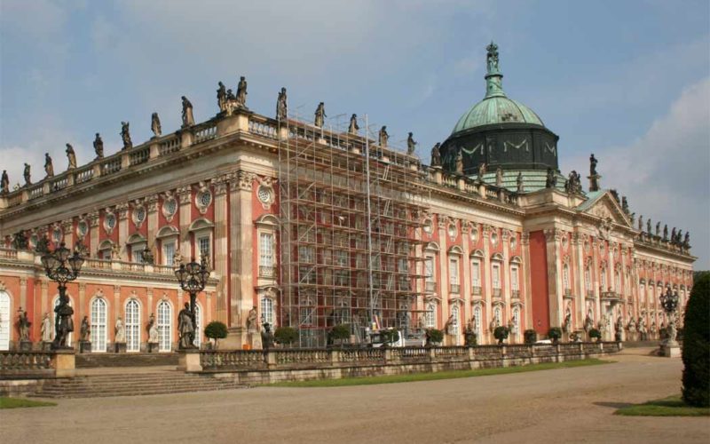 Südostecke des Neuen Palais; Zustand zu Beginn der Arbeiten an 4 Attikaskulpturen auf der Ostfassade