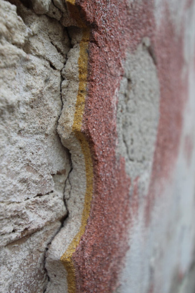 Detailansicht zum Putzaufbau der Sgraffito-Dekorationen an den Hausfassaden