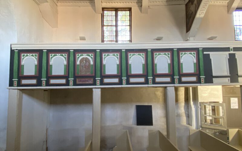 Rekonstruierte Farbfassung auf der südlichen Empore im Kirchenschiff