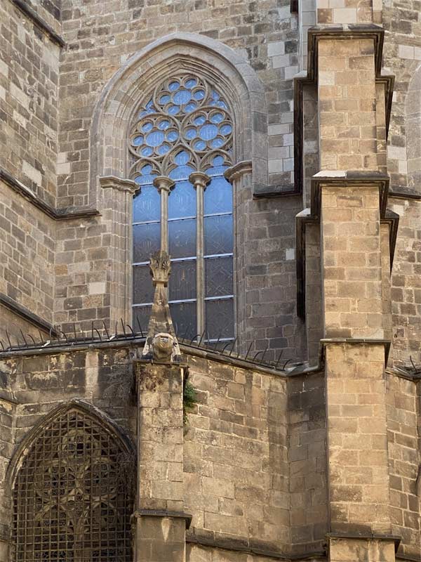 Detailansichten der Chorumgangsfenster der Kathedrale im Zustand nach der Restaurierung