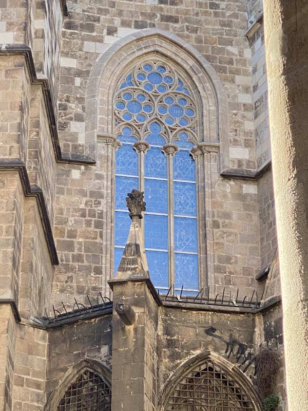 Detailansichten der Chorumgangsfenster der Kathedrale im Zustand nach der Restaurierung