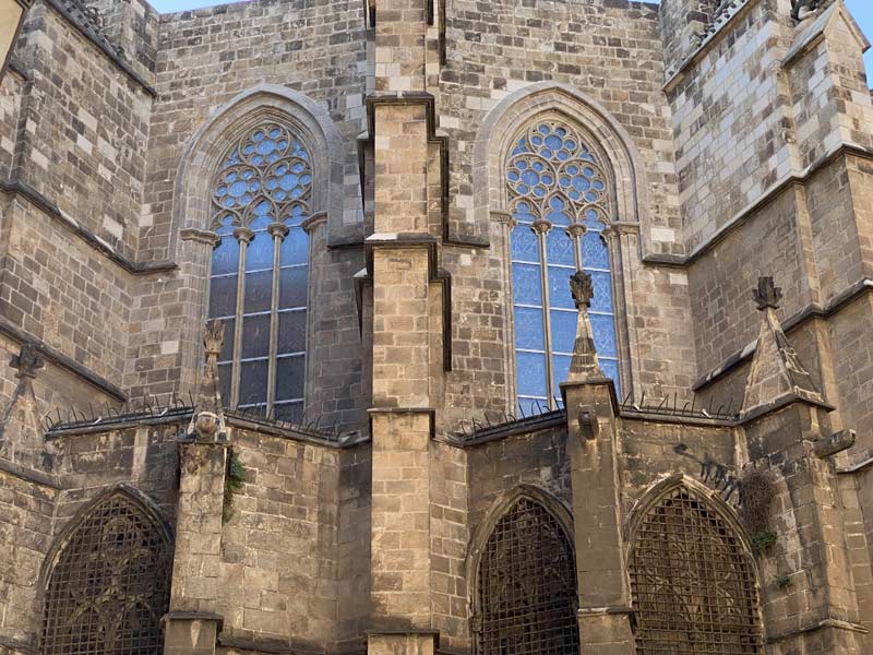 Detailansichten der Chorumgangsfenster der Kathedrale im Zustand nach der Restaurierung