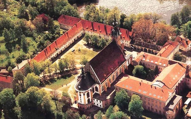 Ansicht Stiftskirche Neuzelle mit dem Kreuzgang im Vordergrund